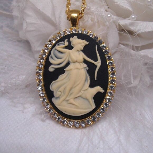 GOLD Artemis Aphrodite Renaissance Locket Pendant - Picture 4 of 4